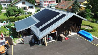 Toit du hangar terminé, panneaux solaires